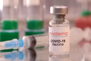 Vaccine ngừa Covid-19 của Moderna. Ảnh: Reuters.