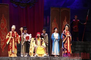 Một cảnh trong vở Công lý không gục ngã của Nhà hát Chèo Quân đội.