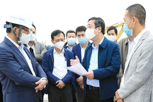 Bí thư Tỉnh ủy Thái Bình Ngô Đông Hải (người thứ hai từ phải qua) kiểm tra tiến độ giải phóng mặt bằng Khu công nghiệp Liên Hà Thái, thuộc Khu kinh tế Thái Bình.