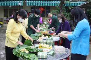 Cùng các chiến sĩ bộ đội biên phòng gói bánh chưng.