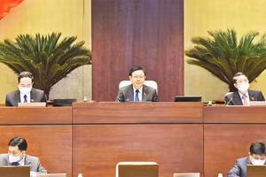 Chủ tịch Quốc hội Vương Ðình Huệ và các Phó Chủ tịch Quốc hội (Hàng trên) điều hành phiên họp. Ảnh: ÐĂNG KHOA 