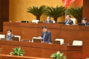 Bộ trưởng Kế hoạch và Đầu tư Nguyễn Chí Dũng giải trình, làm rõ một số vấn đề đại biểu Quốc hội quan tâm. (Ảnh: KHOA LINH)