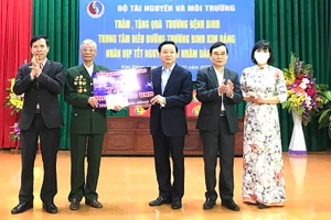 Trao tặng quà Tết cho các thương bệnh binh ở Hà Nam