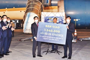 Đại tướng Phan Văn Giang, Ủy viên Bộ Chính trị, Bộ trưởng Quốc phòng bàn giao cho Bộ trưởng Y tế Nguyễn Thanh Long 1.540.000 liều vắc-xin AstraZeneca do Chính phủ Nhật Bản viện trợ không hoàn lại. Ảnh: NHẬT BẮC