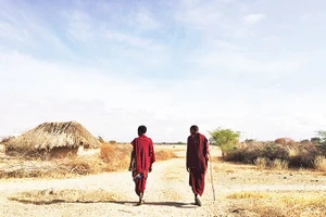 Chàng trai Ole trong bộ Shuka trên đường về nhà.