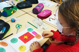 Một bé gái lai Pháp bên quốc kỳ Việt Nam. 