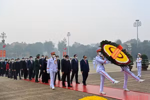Các đại biểu Quốc hội vào Lăng viếng Chủ tịch Hồ Chí Minh