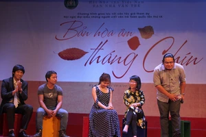 Các cây bút trẻ trao đổi tại tọa đàm Bản hòa âm tháng Chín.Ảnh: Việt Khôi