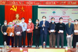 Chủ tịch Hội Người cao tuổi Việt Nam và Bí thư Tỉnh ủy Nghệ An trao tặng quà cho hội viên người cao tuổi trên địa bàn thành phố Vinh có hoàn cảnh khó khăn. (Ảnh: Thành Duy)