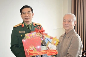 Đại tướng Phan Văn Giang tặng quà Tết Đại tướng Phạm Văn Trà. Ảnh: Báo Quân đội nhân dân