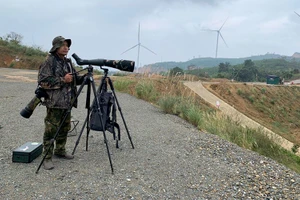 Nhà điểu học Lê Mạnh Hùng trong chuyến công tác miền trung đầu tháng 12/2021.