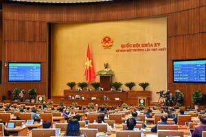 Lần đầu tiên Quốc hội thông qua “1 luật sửa nhiều luật”. (Ảnh: LINH KHOA)