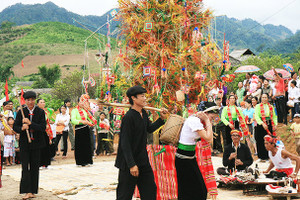 Ăn tết ở Co Mạ
