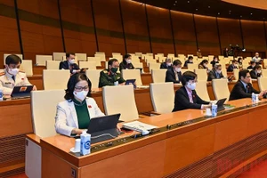 Đại biểu Quốc hội biểu quyết thông qua Nghị quyết về chính sách tài khóa, tiền tệ để hỗ trợ Chương trình phục hồi và phát triển kinh tế-xã hội. (Ảnh: Khoa Linh)