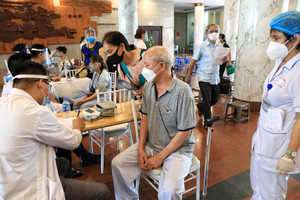 Người cao tuổi cần lưu ý gì sau khi tiêm vaccine Covid-19?