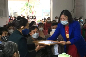 Đại diện lãnh đạo địa phương trao giấy chúc thọ cho các cụ ông, cụ bà tại lễ mừng thọ.