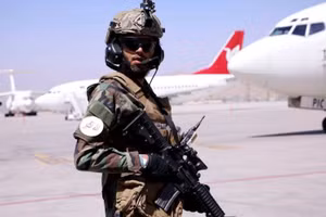 Binh sĩ Taliban đứng gác tại Sân bay quốc tế Hamid Karzai ở Kabul, Afghanistan, ngày 5/9/2021. (Ảnh: REUTERS)