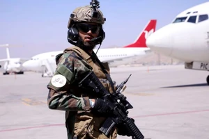 Binh sĩ Taliban đứng gác tại Sân bay quốc tế Hamid Karzai ở Kabul, Afghanistan, ngày 5/9/2021. (Ảnh: REUTERS)