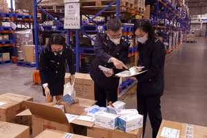 Lực lượng hải quan kiểm tra lô hàng bộ xét nghiệm nhanh Covid-19 vận chuyển từ Hàn Quốc về Việt Nam qua sân bay quốc tế Nội Bài. (Ảnh MINH CHIẾN)