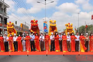 Đại biểu thực hiện nghi thức cắt băng khánh thành Dự án đầu tư nâng cấp Quốc lộ 30, đoạn Cao Lãnh-Hồng Ngự (giai đoạn 2).