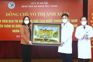 Phó Chủ tịch nước Võ Thị Ánh Xuân tặng quà lưu niệm Bệnh viện Đa khoa Đức Giang. (Ảnh: TTXVN) 