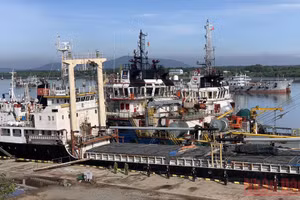 Lực lượng công an phong tỏa một tàu thủy để khám xét trong Chuyên án 920G.