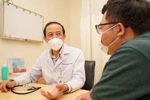 Bác sĩ tư vấn cho bệnh nhân béo phì. (Ảnh: M.T)