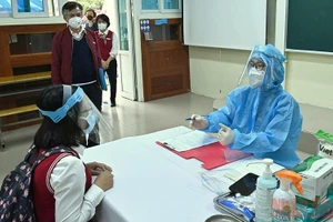 Diễn tập phương án đón học sinh quay trở lại trường tại trường Trung học cơ sở Giảng Võ (quận Ba Đình, Hà Nội). (Ảnh: DUY LINH)