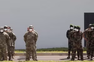 Sĩ quan và binh lính tham gia lễ khai mạc tập trận mang tên Flintlock tại Jacqueville, Côte d’Ivoire, ngày 20/2. (Nguồn: Reuters/Vietnam+)