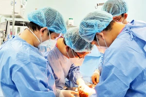 Một ca phẫu thuật tại Bệnh viện Bình Dân.