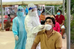 Bác sĩ Trần Thị Ngọc Bích lấy mẫu xét nghiệm cho người dân.