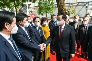 Chủ tịch Quốc hội Vương Đình Huệ thăm, chúc mừng các bác sĩ, nhân viên y tế