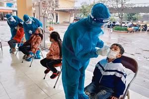 Test nhanh Covid-19 cho học sinh tiểu học ở huyện Thạch Hà, tỉnh Hà Tĩnh. (Ảnh KHẮC MAI)