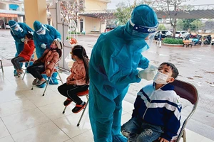 Test nhanh Covid-19 cho học sinh tiểu học ở huyện Thạch Hà, tỉnh Hà Tĩnh. (Ảnh KHẮC MAI)