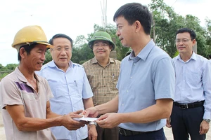 Lãnh đạo tỉnh Quảng Trị động viên người dân bị ảnh hưởng bão số 5