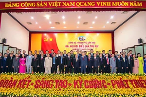 Ban Chấp hành Ðảng bộ TP Cần Thơ nhiệm kỳ 2020 - 2025 ra mắt đại hội.