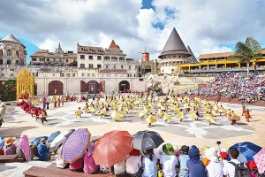 Những vũ điệu carnival sôi động đã trở thành điểm nhấn thu hút du khách đến với Bà Nà Hills. (Ảnh: NDHT) 