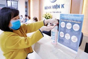 Rửa tay sát khuẩn phòng, chống Covid-19. Ảnh | TRẦN HÀ