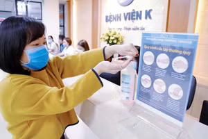 Rửa tay sát khuẩn phòng, chống Covid-19. Ảnh | TRẦN HÀ