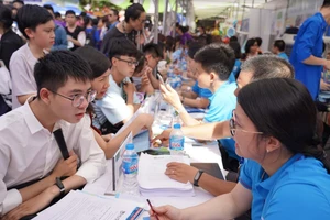 Hoạt động tư vấn tuyển sinh cho học sinh, sinh viên