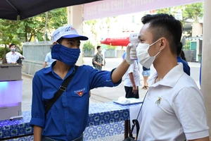 Thí sinh được đo thân nhiệt trước khi bước vào phòng thi.