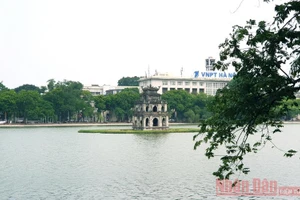 Dạo quanh Hồ Gươm trong tiết trời thu Hà Nội cũng là một gợi ý trong dịp nghỉ lễ 2-9 (Ảnh: T.LINH)