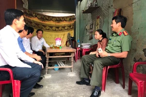 Phó Bí thư Thường trực Tỉnh ủy Hà Tĩnh Hoàng Trung Dũng và đại diện lãnh đạo Công an Hà Tĩnh, huyện Can Lộc gặp gỡ, động viên nữ sinh Trần Thị An.