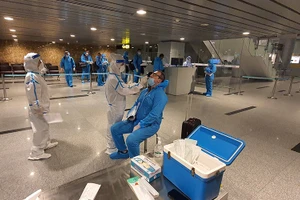 Các chuyên gia được kiểm tra khai báo y tế online tại quầy kiểm dịch y tế quốc tế tối 25-9.