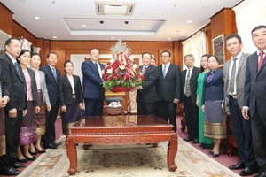 Đồng chí Sonexay Siphandone (trái) chúc mừng Quốc khánh lần thứ 75 nước CHXNCN Việt Nam, ngày 1-9.