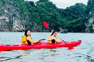 Trải nghiệm chèo thuyền kayak trên vịnh Hạ Long là một trong nhiều hoạt động của tour tàu nghỉ đêm trên vịnh.