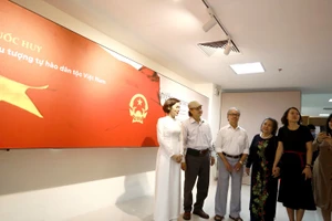 Triển lãm 'Quốc kỳ, Quốc ca, Quốc huy - biểu tượng của lòng tự hào dân tộc Việt Nam' thu hút sự quan tâm của người xem.