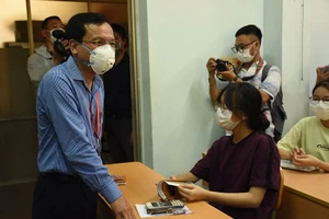 Cục trưởng Mai Văn Trinh thăm hỏi, động viên thí sinh thi tốt.