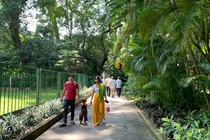 Du khách tham quan Thảo Cầm Viên trong ngày 2-9.