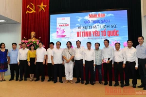 Các đại biểu chụp ảnh lưu niệm tại buổi họp báo giới thiệu sách.